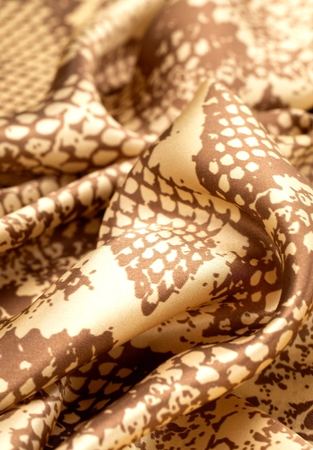 Jedwabna chusta damska WITTHEN 103-7D-S02-X4 motyw węża beżowa