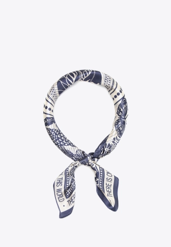 Jedwabna chusta damska WITTCHEN 103-7D-S02-X6 motyw natury kremowo-granatowa