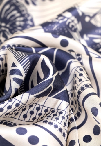 Jedwabna chusta damska WITTCHEN 103-7D-S02-X6 motyw natury kremowo-granatowa